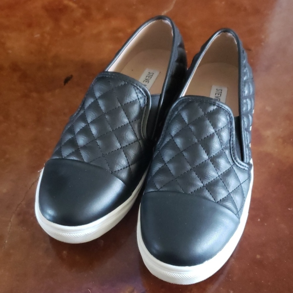 Steve Madden flat casual sneaker